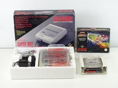 Lot 42 - Super NES (Super Nintendo Entertainment...