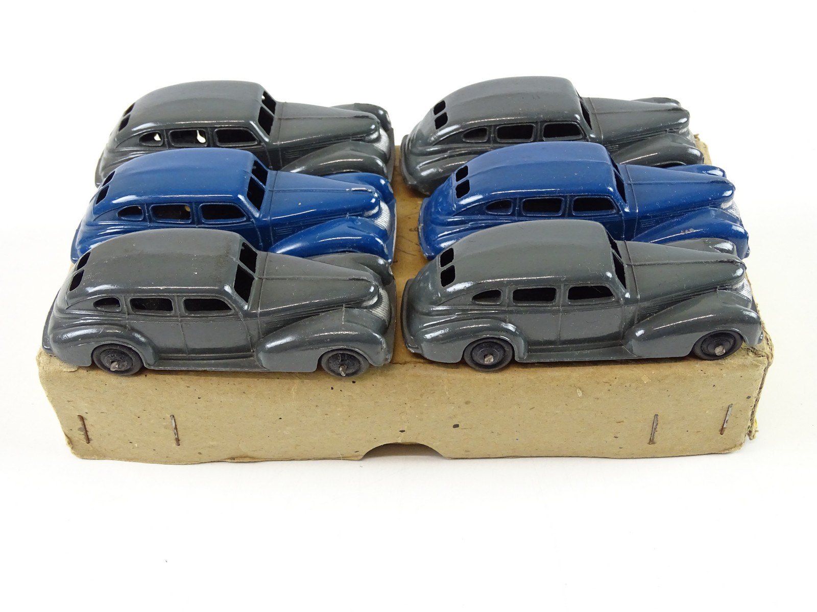 Lot 160 - A DINKY 39E Chrysler 'Royal' Sedan trade box Lot 160 - A DINKY 39E Chrysler 'Royal' Sedan trade box