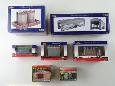 Lot 358 - A group of OO Gauge HORNBY Skaledale and...