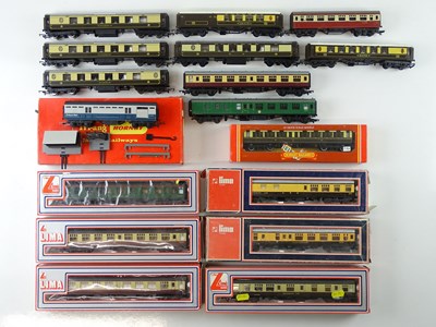 Lot 443 - A mixed group of OO Gauge coaches by TRI-ANG,...