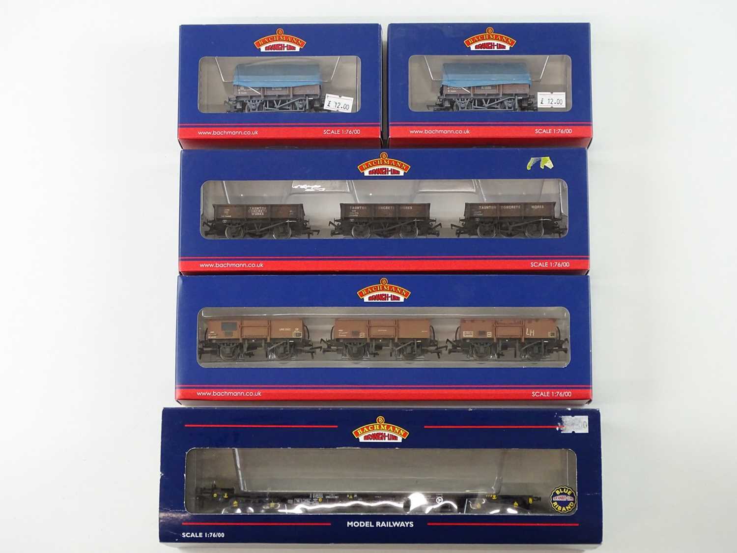 Lot 455 - A group of BACHMANN OO Gauge wagons to include...