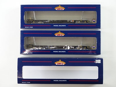 Lot 455 - A group of BACHMANN OO Gauge wagons to include...