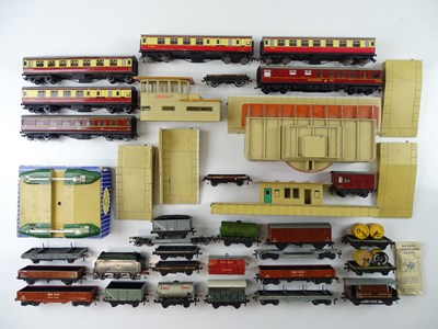 Lot 461 - A large quantity of HORNBY DUBLO coaches,...