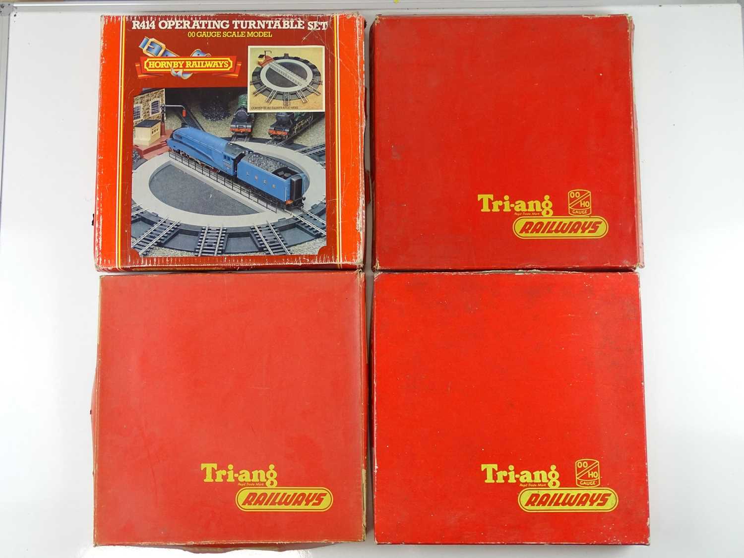 Lot 509 - A group of TRI-ANG / HORNBY turntables