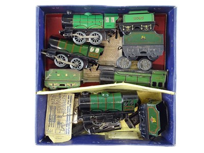 Lot 516 - A HORNBY O Gauge train set box containing four...