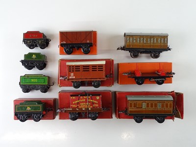 Lot 525 - A mixed group of HORNBY O Gauge wagons,...