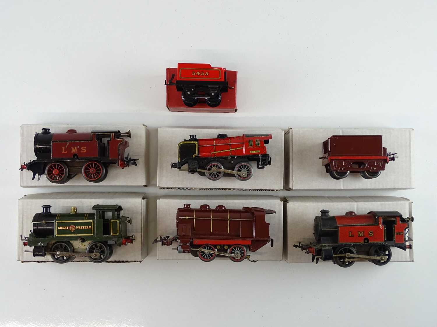 Lot 550 - A group of HORNBY O Gauge clockwork...