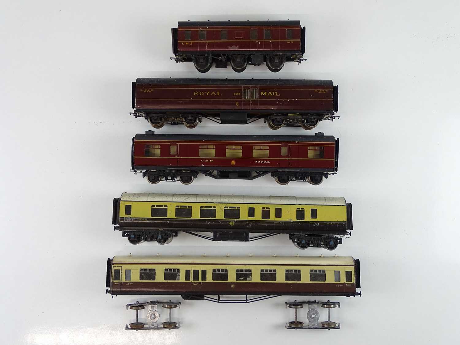 Lot 564 - A group of O Gauge kitbuilt coaches in GWR and...