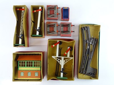 Lot 566 - A group of HORNBY O Gauge accessories to...