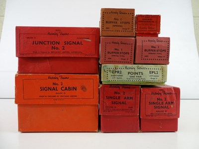 Lot 566 - A group of HORNBY O Gauge accessories to...