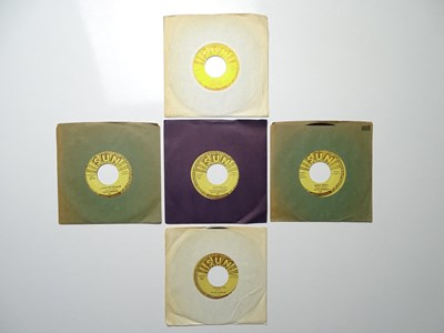 Lot 305 - ELVIS - 5 X Sun records 45 RPM discs to...