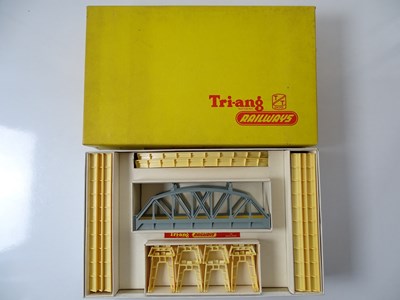 Lot 192 - A TRI-ANG TT gauge T121 girder bridge...