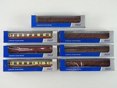 Lot 242 - A group of DAPOL OO gauge Stanier coaches in...