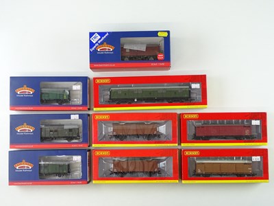 Lot 321 - A group of mixed OO gauge parcels and luggage...