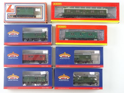 Lot 336 - A group of mixed OO gauge brake, parcels and...