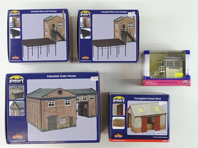 Lot 350 - A group of BACHMANN SCENECRAFT OO gauge resin...