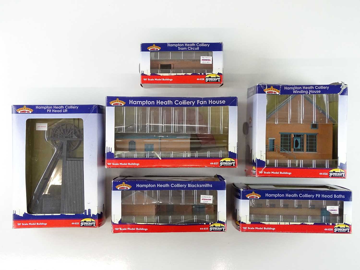 Lot 358 - A group of BACHMANN SCENECRAFT OO gauge resin...