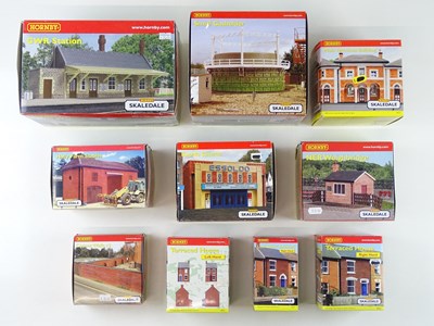 Lot 363 - A group of HORNBY SKALEDALE OO gauge resin...