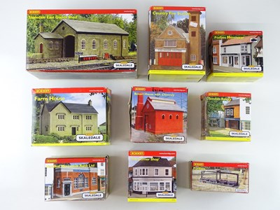 Lot 365 - A group of HORNBY SKALEDALE OO gauge resin...