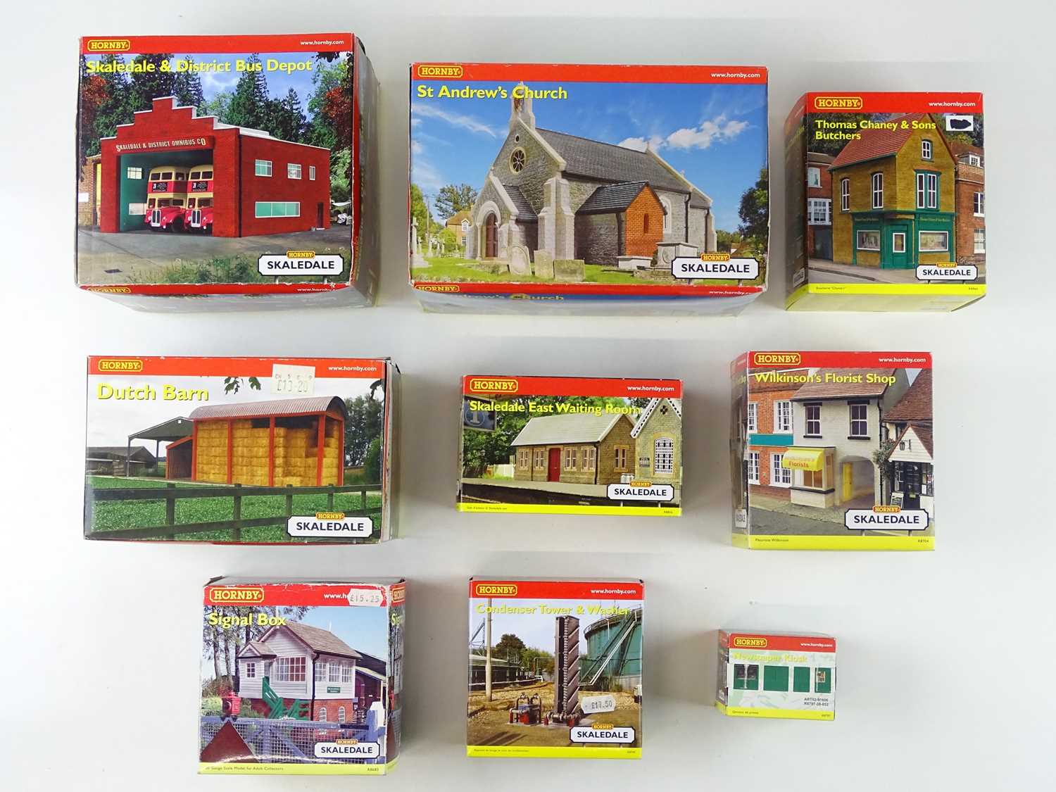 Lot 366 - A group of HORNBY SKALEDALE OO gauge resin...