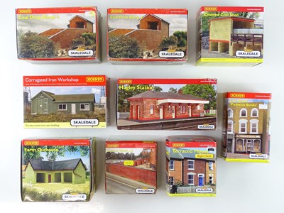 Lot 367 - A group of HORNBY SKALEDALE OO gauge resin...