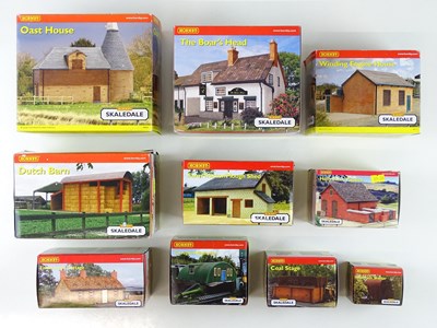 Lot 370 - A group of HORNBY SKALEDALE OO gauge resin...