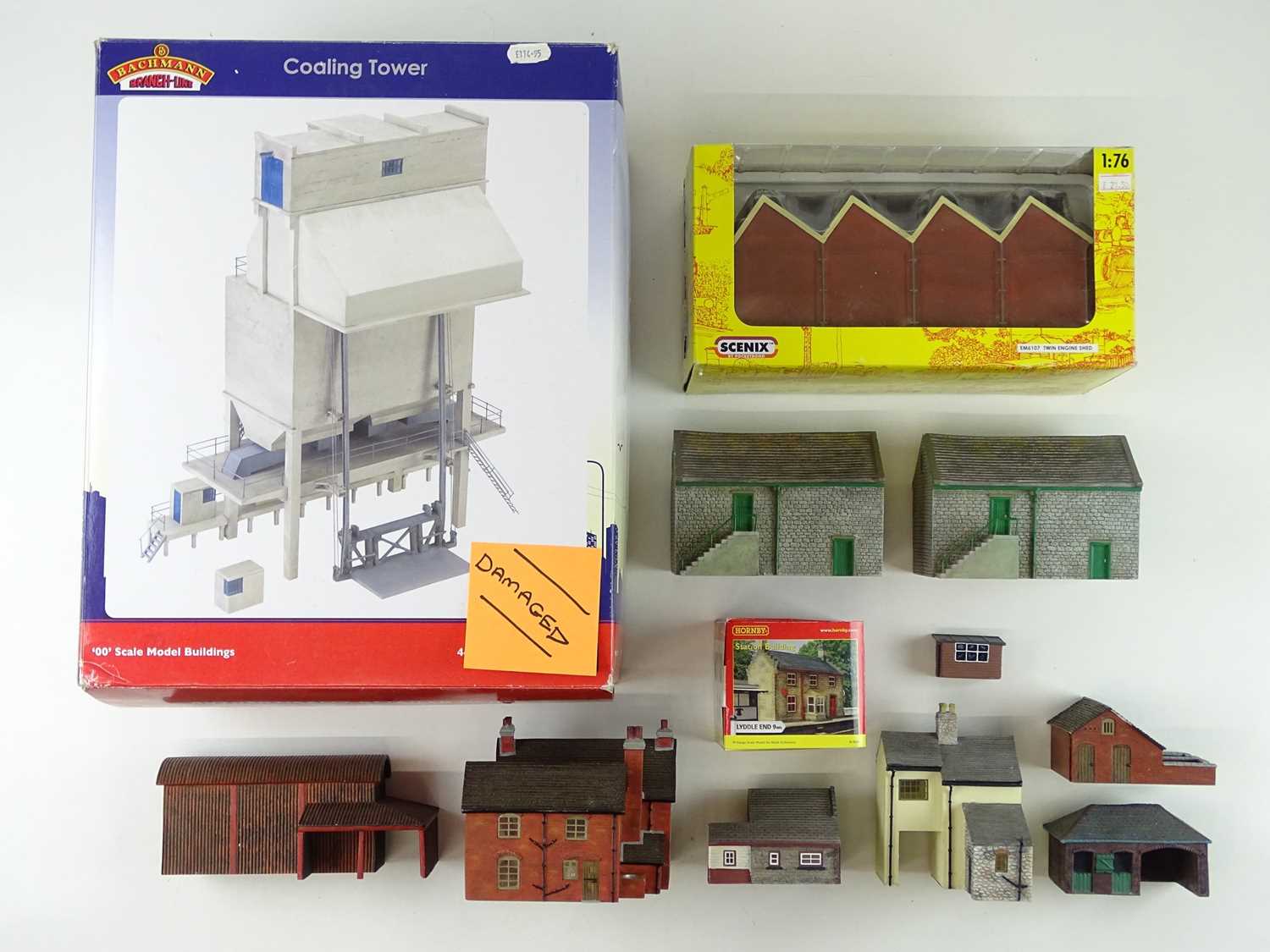 Lot 371 - A BACHMANN SCENECRAFT OO gauge resin coaling...