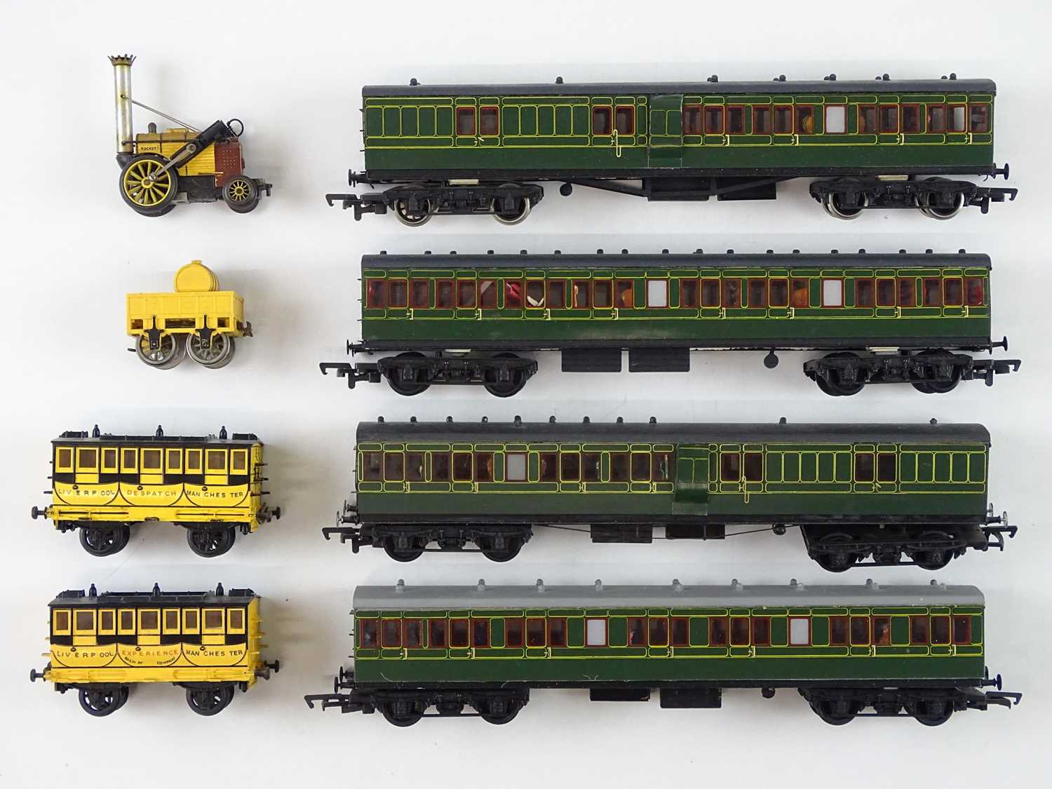 Lot 386 - A TRI-ANG OO gauge 'Rocket' steam locomotive...