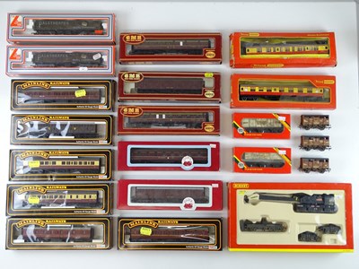 Lot 393 - A mixed group of OO gauge rolling stock by...