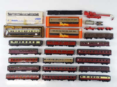 Lot 475 - A group of mostly unboxed OO gauge rolling...