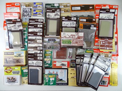 Lot 476 - A large quantity of OO gauge model railway...