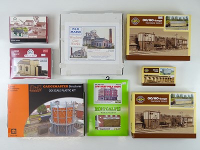 Lot 480 - A group of OO gauge unbuilt plastic, wooden...