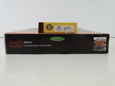 Lot 480 - A group of OO gauge unbuilt plastic, wooden...