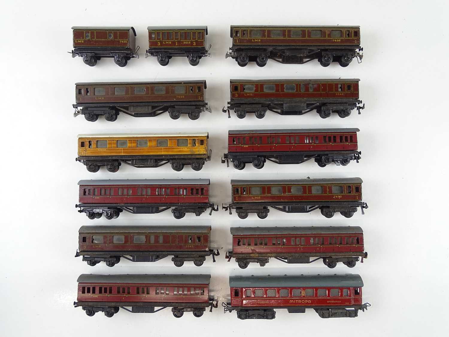 Lot 554 - A quantity of TRIX TWIN passenger coaches in...