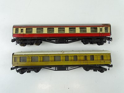 Lot 554 - A quantity of TRIX TWIN passenger coaches in...