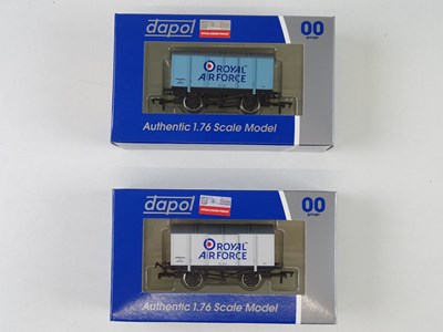Lot 575 - A pair of OO Gauge WRENN RAILWAYS Collectors'...