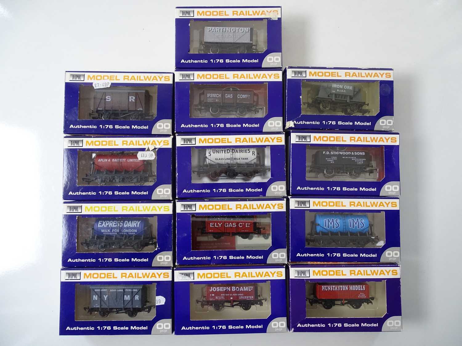 Lot 576 - A mixed group of OO gauge DAPOL wagons...