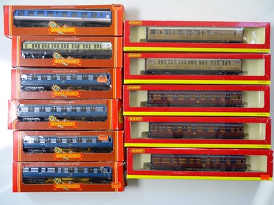 Lot 582 - A group of HORNBY OO gauge coaches in various...
