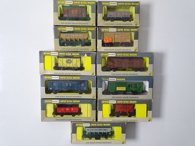 Lot 605 - A mixed group of WRENN OO gauge mixed wagons...