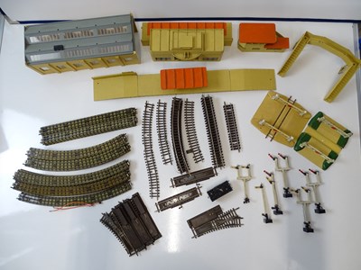 Lot 617 - A quantity of HORNBY DUBLO OO gauge buildings...