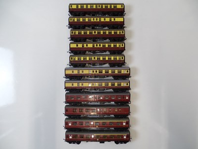 Lot 619 - A quantity of unboxed OO gauge coaches by...