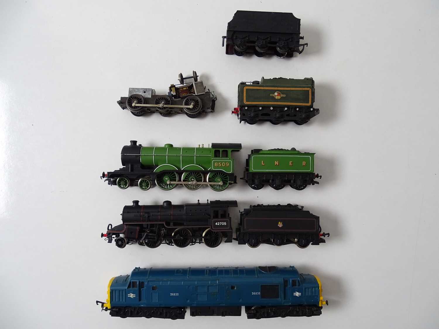 Lot 623 - A group of OO gauge steam and diesel...