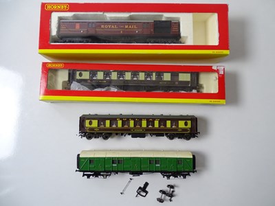 Lot 631 - A small group of OO gauge coaches by HORNBY...