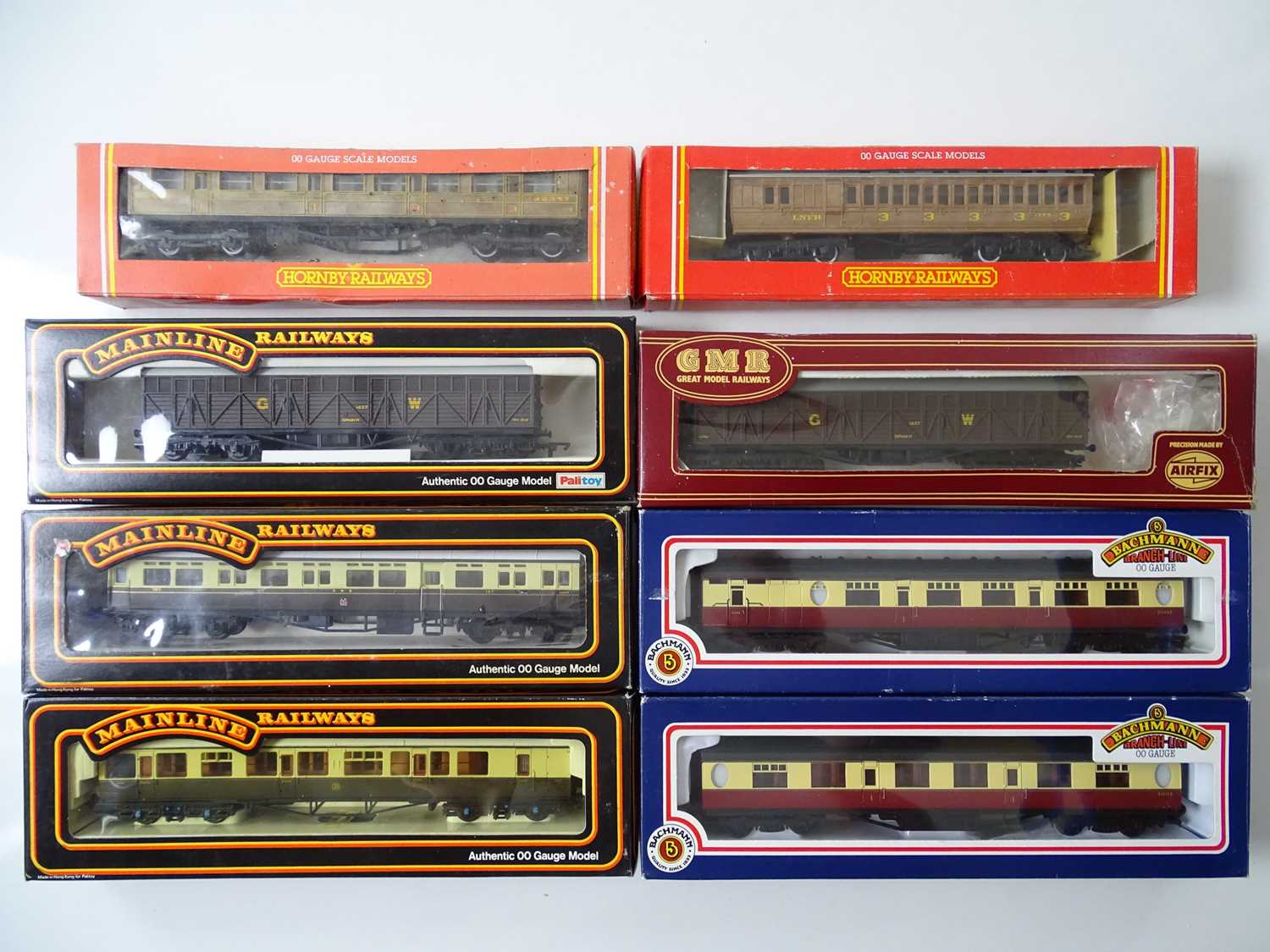 Lot 641 - A mixed group of OO gauge coaches and bogie...