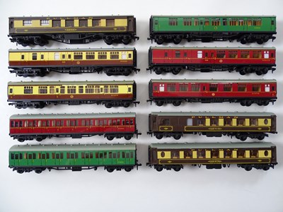 Lot 658 - A mixed group of HORNBY DUBLO OO gauge 2-rail...