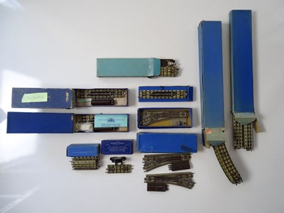 Lot 660 - A large quantity of HORNBY DUBLO OO gauge...