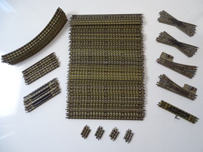 Lot 661 - A large quantity of unboxed HORNBY DUBLO OO...
