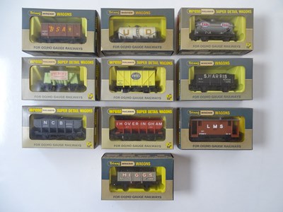 Lot 662 - A group of mixed WRENN OO gauge wagons - VG in...