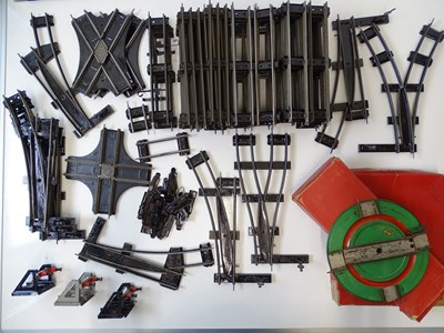 Lot 678 - A quantity of mostly unboxed HORNBY O gauge...