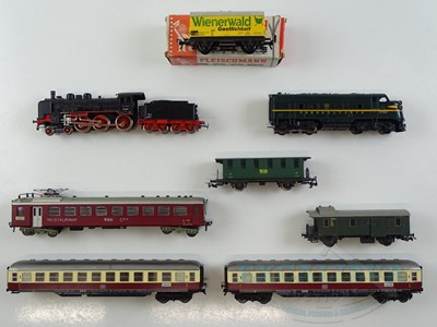 Lot 113 - A quantity of mostly unboxed HO gauge German...